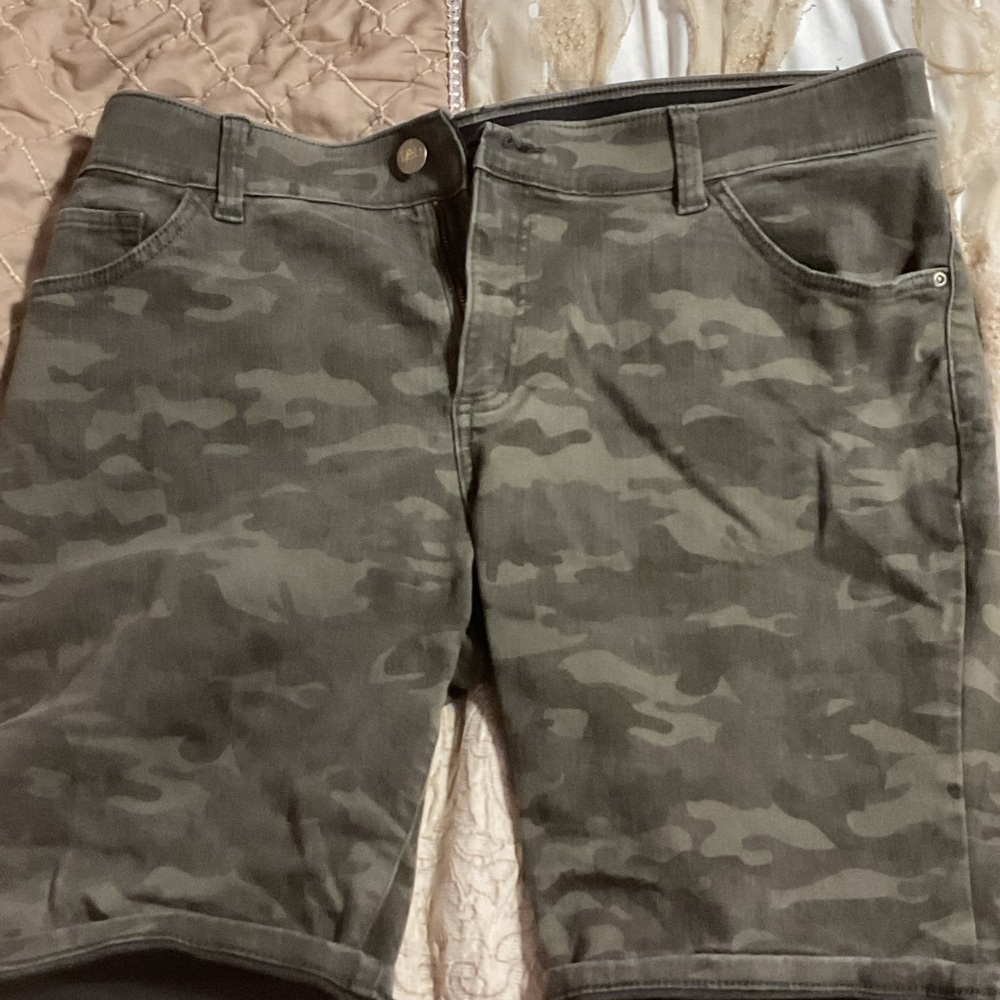 Army shorts /jorts worn a couple of times 
Comes freshly washed